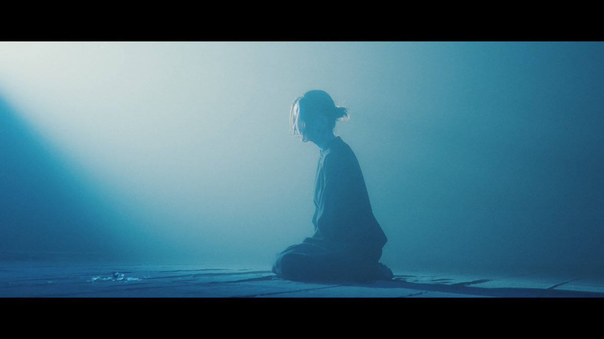 夢を叶えてなりたかったモノになれた
でも現実はそんなに綺麗なものじゃなくて
居続けた場所を離れる劣等感と、新天地への不安に対してなんとか自分を鼓舞させたくて言葉を繋げました
自己犠牲の物語じゃなくて自分らしい物語を作ってほしい　そんな曲です
Re:End / hakua.
youtu.be/Mx7ph03t1JU