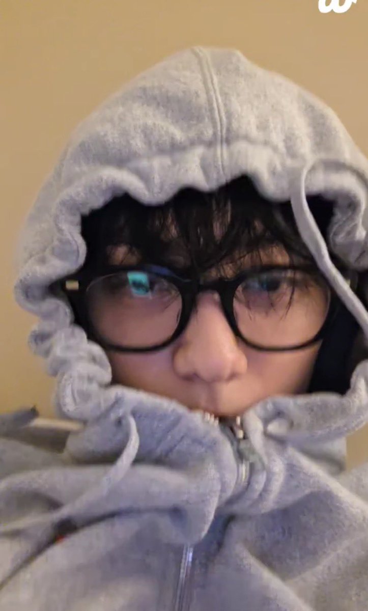 translatingTXT's tweet image. 🐰 should i cover my face?