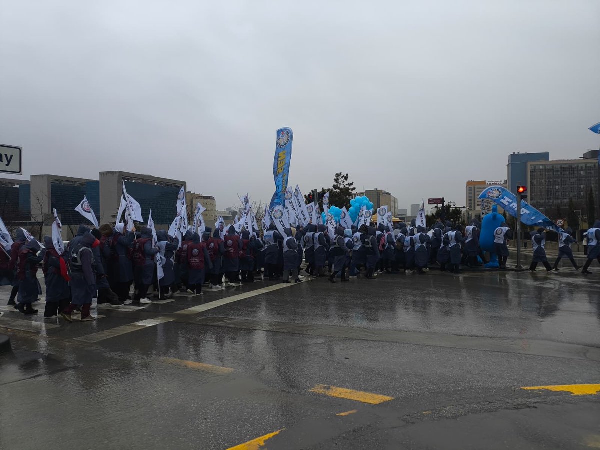 OmerBozglu's tweet photo. Arkadaşlar, biz adı geçenlerin pek çoğuyla rakip bile değiliz, aynı şeyleri hiç yaşamadık. 

Aynı yollardan yürümedik, 
aynı yollardan da geçmedik, 
benzer başarılarımız da yok. 
Üstüne üstlük, rütbemiz de farklı."

 #KPSS2024AtamaBekliyor https://t.co/4IQygcY0c8