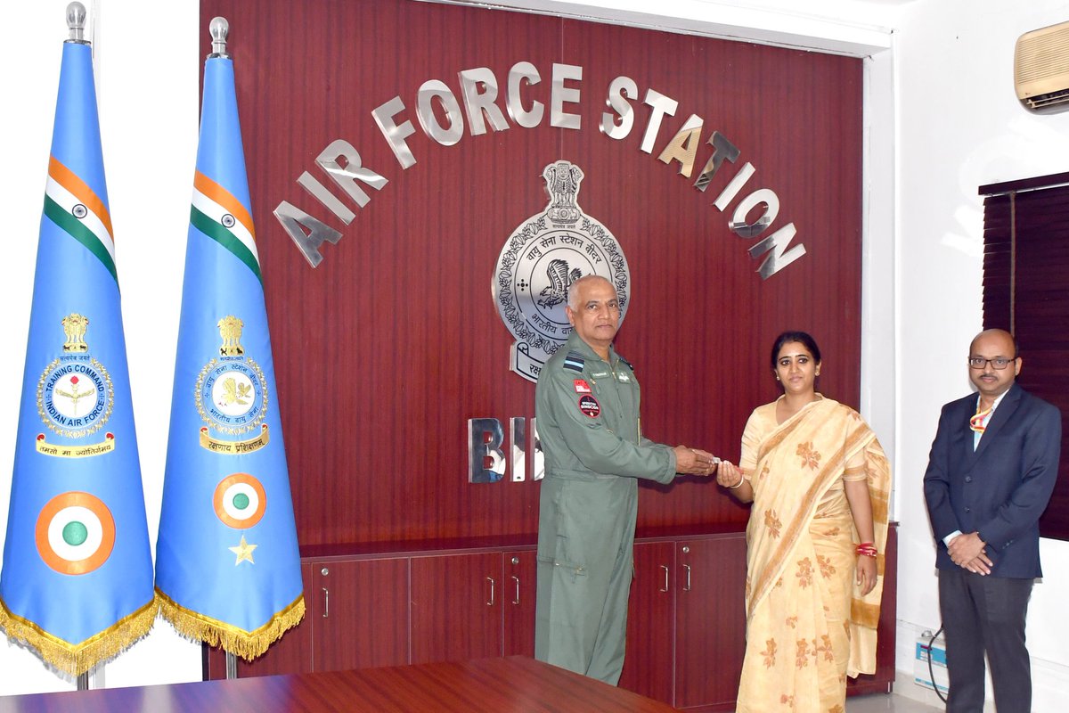 tracomiaf's tweet image. Air Marshal S Shrinivas, Air Officer Commanding-in-Chief, Training Command, conferred the AOC-in-C #Commendation upon Mrs Shilpa Sharma, IAS, #DeputyCommissioner, #Bidar. The Air Marshal commended her for the wholehearted support extended by the #DistrictAdministration in