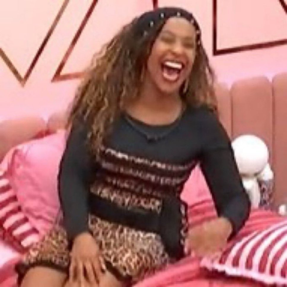 A produção chamando atenção da milena e do babu porque eles estao falando sobre as irregularidades da prova E ELES CONTINUAM FALANDO