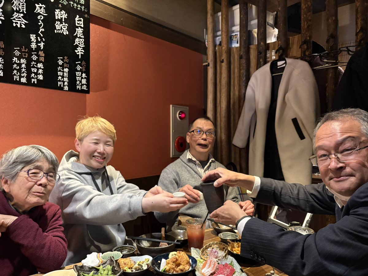 いよいよ来月！
講談スクール発表会です！
昨夕のお稽古も、いつも以上に熱が入ってました。
初めての発表会で、着物に慣れてない方もいますが、古参のかたからいただいたり皆さんで和気あいあいと用意をしてました。
終了後、とても頼りになる古参の皆さんと一杯。
5期の募集も始まってます。
ぜひ！