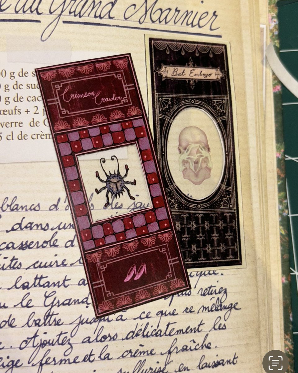 anyahillus's tweet image. 🔬ที่คั่นหนังสือจิ๋ว ได้ไอเดียมาจากสไลด์กล้องจุลทรรศน์ในยุควิกตอเรียน สมัยที่คนกำลังตื่นเต้นกับการค้นพบทางวิทยาศาสตร์ ตอนนั้นเขาจะเก็บตัวอย่างเล็ก ๆ อย่างพืช เนื้อเยื่อ หรือสิ่งมีชีวิตจิ๋วไว้ระหว่างแผ่นกระจกบางๆอย่างระมัดระวัง เพื่อเอาไว้ส่องดูและศึกษา