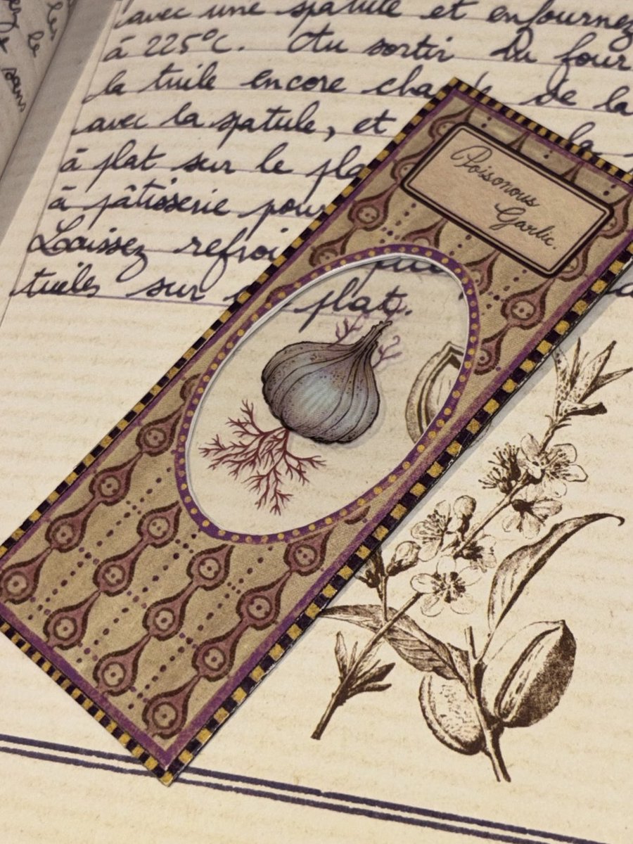 anyahillus's tweet image. 🔬ที่คั่นหนังสือจิ๋ว ได้ไอเดียมาจากสไลด์กล้องจุลทรรศน์ในยุควิกตอเรียน สมัยที่คนกำลังตื่นเต้นกับการค้นพบทางวิทยาศาสตร์ ตอนนั้นเขาจะเก็บตัวอย่างเล็ก ๆ อย่างพืช เนื้อเยื่อ หรือสิ่งมีชีวิตจิ๋วไว้ระหว่างแผ่นกระจกบางๆอย่างระมัดระวัง เพื่อเอาไว้ส่องดูและศึกษา