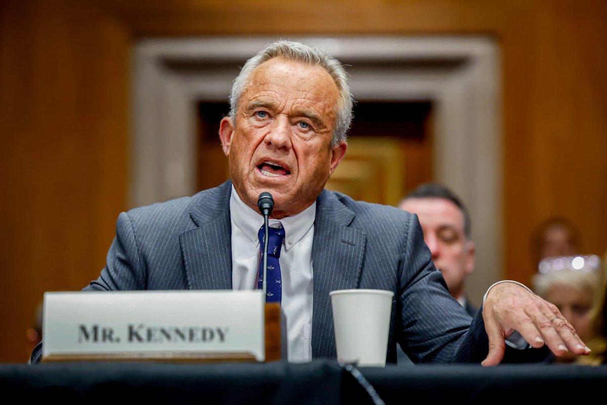 🇺🇸"I'm not afraid of germs. You know, I used to sniff cocaine from toilet seats" — US Health Minister Robert Kennedy Jr.