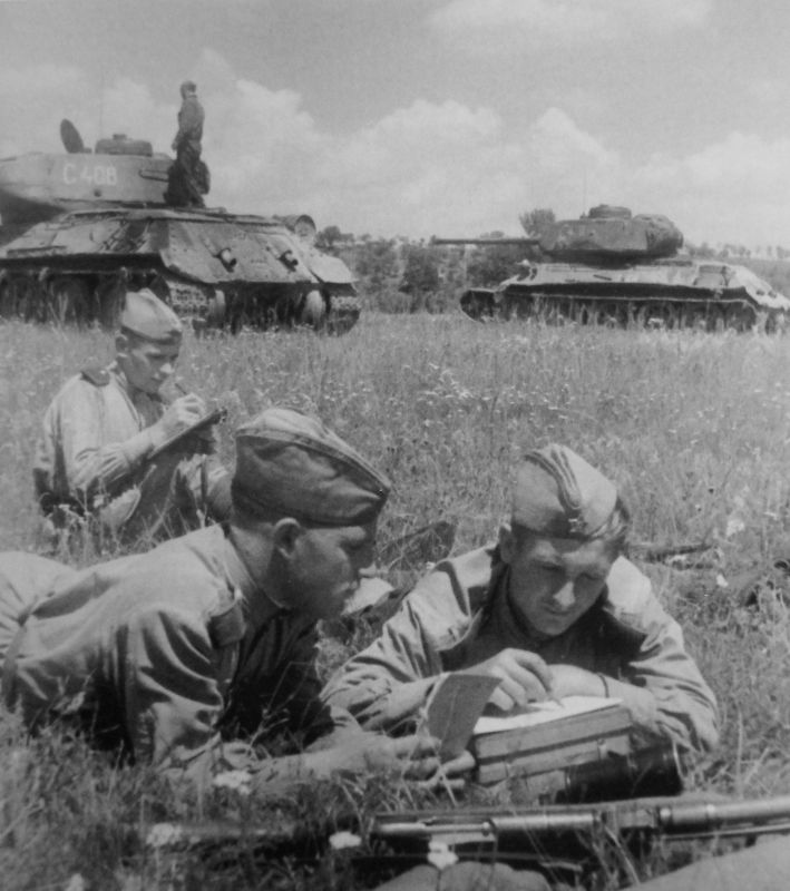 Бойцы одного из подразделений советского 1-го гвардейского механизированного корпуса пишут письма в перерыве между боями.

На заднем плане танки Т-34-85.

1944
#WWII #WW2