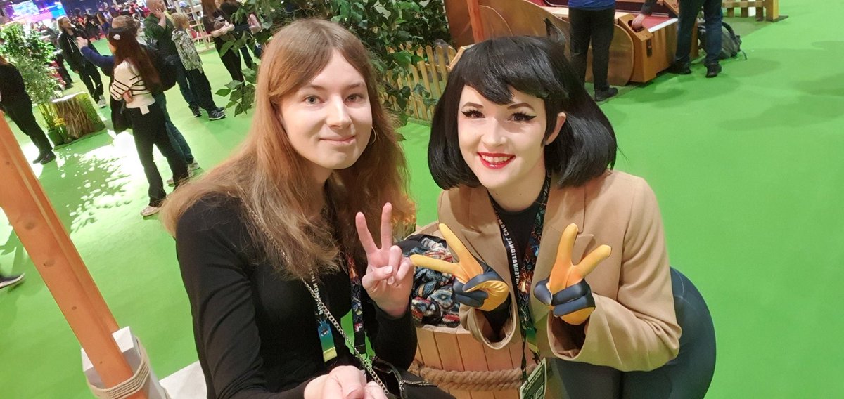 Nuzzle_face's tweet photo. I would make a joke about how I got to meet Emma but I'm personally more happy that I got to meet @Tearastar so I'll just tweet about that instead ✨️ https://t.co/sl9bM4iD0Y