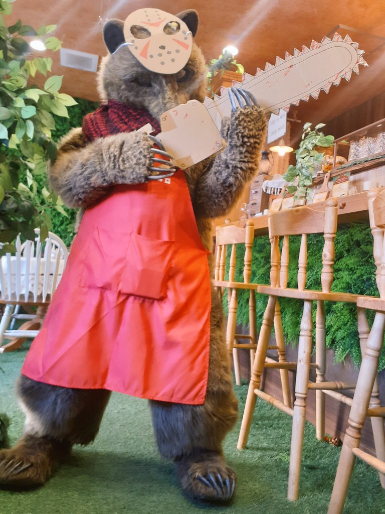 「13にちのきんようびっっ」

マーチー先輩、本日こちらの格好で出勤されました🤣

ジェイソンだそうです🔪✨

お手製のお面と全然切れなさそうなチェーンソー😂

心なしかいつもより悪い顔してます( ￣▽￣)

本日もご来店ありがとうございました！！

みなさまお疲れさまです♨️

#森のコロコロカフェ