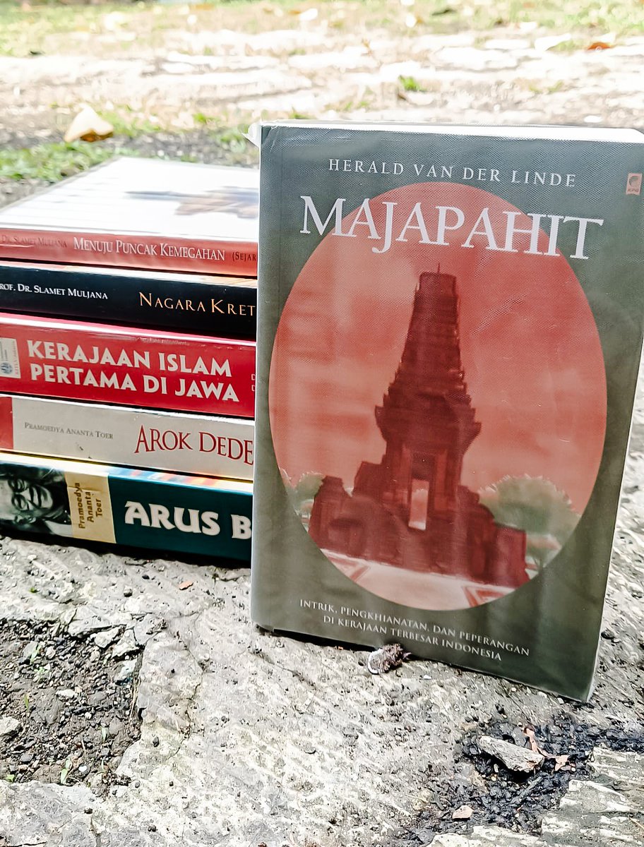 senogp's tweet photo. Membaca roman sejarah itu emang asik klo dilanjutkan dengan buku bertema sama. Coba baca Arok Dedes dilanjut Tutur Dedes, kemudian baca Majapahit dari Langit Kresna. 

Oiya jangan lupa, ada baiknya setelah membaca fiksi roman sejarah dibarengi pula dg membaca buku non fiksinya. https://t.co/c3gxrycG6t