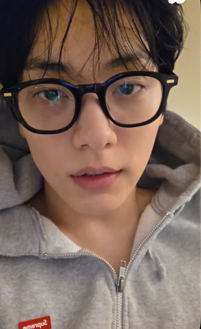 translatingTXT's tweet image. 🐰 should i turn off the camera? i was going to do a voice only live but people asked to see my face…but my face looks really…