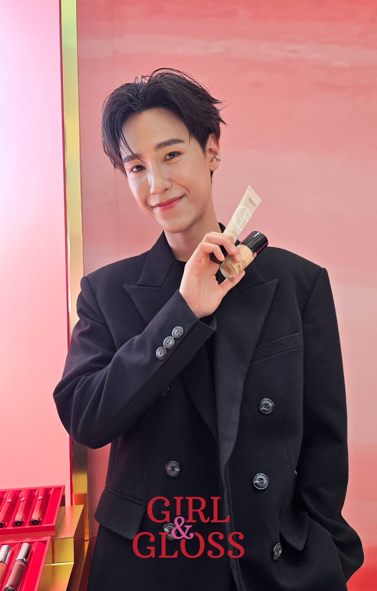 "จูเนียร์-ปณชัย ศรีอาริยะรุ่งเรือง" หนุ่มหล่อที่เต็มไปด้วยความเท่ห์ คูล พร้อมแชร์ trick การแต่งหน้าแบบธรรมชาติในสไตล์ของ Armani ในงาน Chinese New Year Experience by Armani ✨️

#ArmanibeautyTH 
#Armanimakeup 
#Armanifragrance
#NewFoundationXJunior #Junior