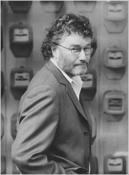 ProfesorJonk's tweet image. "Hay que tener algo que merezca la pena decir y luego la capacidad de decirlo: escribir es una doble habilidad, en realidad".
Iain Banks.
Dos en uno.
Ambos geniales.
Cuando usaba la inicial de su segundo nombre, "M", escribía ciencia ficción.
#Efemeride #IainBanks #literatura