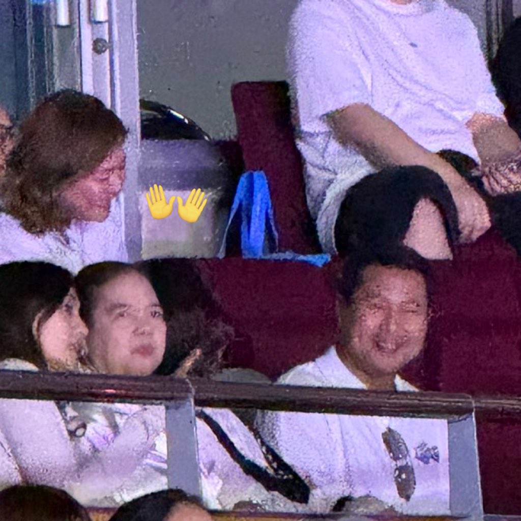 IS THERE WILLIAM’S PARENTS AND LEGO’S MOM 😭😭😭 february bday boys are so supported in the public!!!

(lego’s mom talk with William’s mom that why she turned his head back 😭🤏🏻)

LYKN ON THE RISE #RISERCONCERTD1 #williamjkp #Lego_rapeepong
