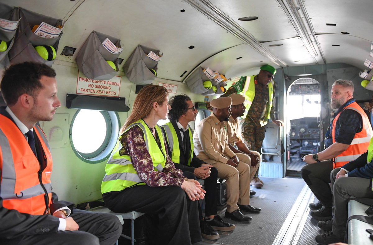 UNSOS_'s tweet photo. 🇬🇧🇸🇴🇺🇳UK Minister for International Development & Africa @JennyChapman visited #UNSOS Aviation at Mogadishu Airport to see how the mission supports frontline operations with @aussom_ & the Somali Security Forces (#SSF) across #Somalia.
 
Acting ASG and Head of @UNSOS_, Qurat-ul-Ain Sadozai, greeted the UK Minister & @CharlesKingFCDO, and thanked @FCDOGovUK & @UKinSomalia for their continued support to the #SSFTrustFund & UK #Partnership in advancing Somalia’s #SecurityTransition.
  
🔗 Learn more: https://t.co/XIyGlJk1x9

#GoFarGoTogether #SupportedByUNSOS