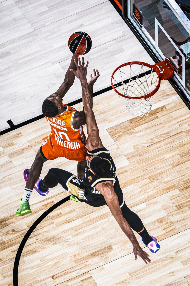 🧡🌌 𝘿𝙀𝙎 𝘿𝙀𝙇 𝘾𝙀𝙇

¿Cómo se ven nuestros partidos desde lo alto del <a href="/RoigArena/">Roig Arena</a>? 

👀 Nos metemos dentro de los ojos del fotógrafo oficial de <a href="/EuroLeague/">EuroLeague</a> para ver el baloncesto desde el techo.

📷 <a href="/casarespepet/">Pepe Casares</a> / Getty Images