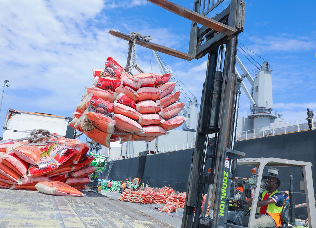 Monafrique8's tweet image. 🚢 Port d’Abidjan 2025 : +16 % !
📊 46,6 M t de trafic (+16,1%)
🏠 National : 34,2 M t (+19,8%)
📦 Conteneurs : 1,697 M EVP (+3,1%)
🌍 Transit Mali &amp;amp; Burkina : forte hausse
💪 Hub logistique majeur en Afrique de l’Ouest
#PortdAbidjan #Croissance #Logistique