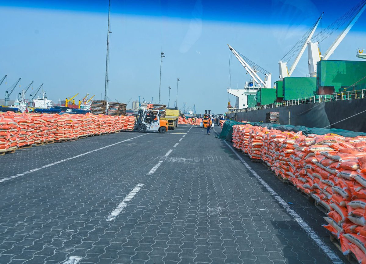 Monafrique8's tweet image. 🚢 Port d’Abidjan 2025 : +16 % !
📊 46,6 M t de trafic (+16,1%)
🏠 National : 34,2 M t (+19,8%)
📦 Conteneurs : 1,697 M EVP (+3,1%)
🌍 Transit Mali &amp;amp; Burkina : forte hausse
💪 Hub logistique majeur en Afrique de l’Ouest
#PortdAbidjan #Croissance #Logistique