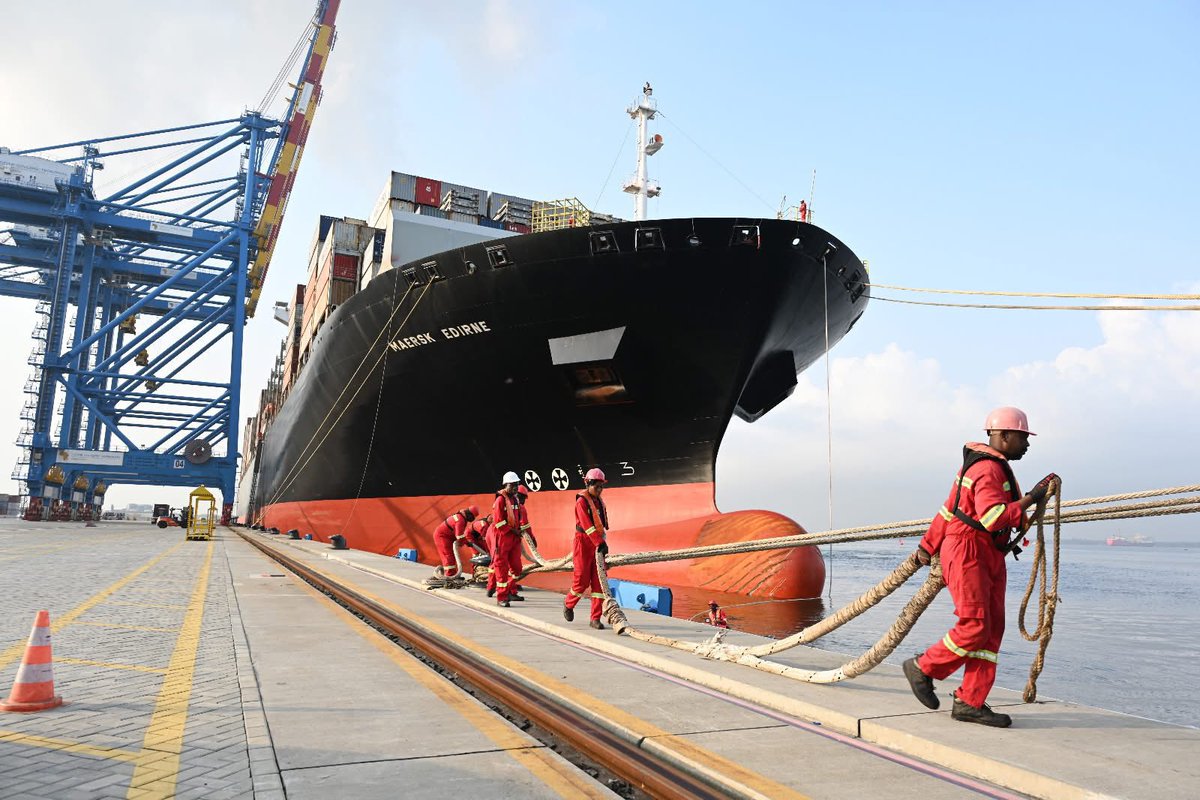 Monafrique8's tweet image. 🚢 Port d’Abidjan 2025 : +16 % !
📊 46,6 M t de trafic (+16,1%)
🏠 National : 34,2 M t (+19,8%)
📦 Conteneurs : 1,697 M EVP (+3,1%)
🌍 Transit Mali &amp;amp; Burkina : forte hausse
💪 Hub logistique majeur en Afrique de l’Ouest
#PortdAbidjan #Croissance #Logistique