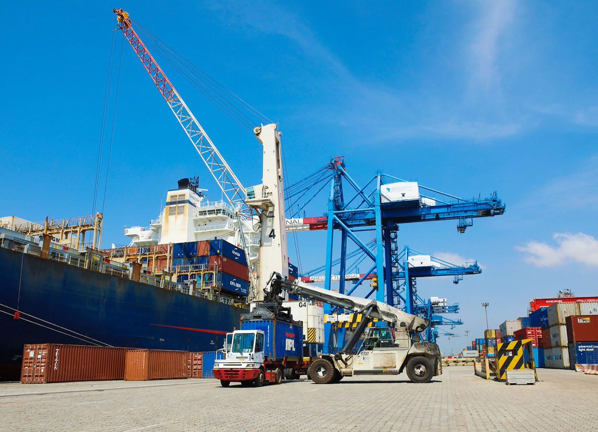 Monafrique8's tweet image. 🚢 Port d’Abidjan 2025 : +16 % !
📊 46,6 M t de trafic (+16,1%)
🏠 National : 34,2 M t (+19,8%)
📦 Conteneurs : 1,697 M EVP (+3,1%)
🌍 Transit Mali &amp;amp; Burkina : forte hausse
💪 Hub logistique majeur en Afrique de l’Ouest
#PortdAbidjan #Croissance #Logistique