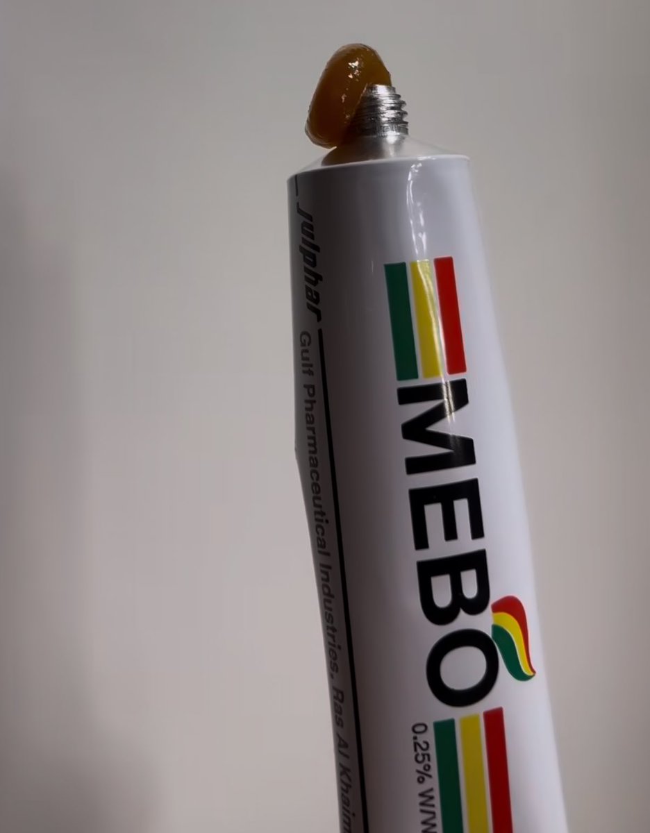 تبي بشرتك ورقبتك تلق قبل العيد خذي Mebo حطيه زي الماسك ع وجهك ورقبتك لمدة ساعة وبعدها غسيليه يشيل الحبوب والأثار والتصبغات ويرطب البشره مع الاستمرار مصيبته بس ريحته