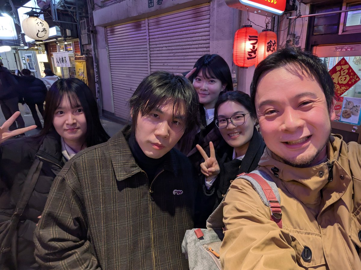 ymokats's tweet photo. 大学院の山岡ゼミ1期生、無事に修士論文最終試験終了です！
よく頑張りました👍 https://t.co/qTYoyZtuUS