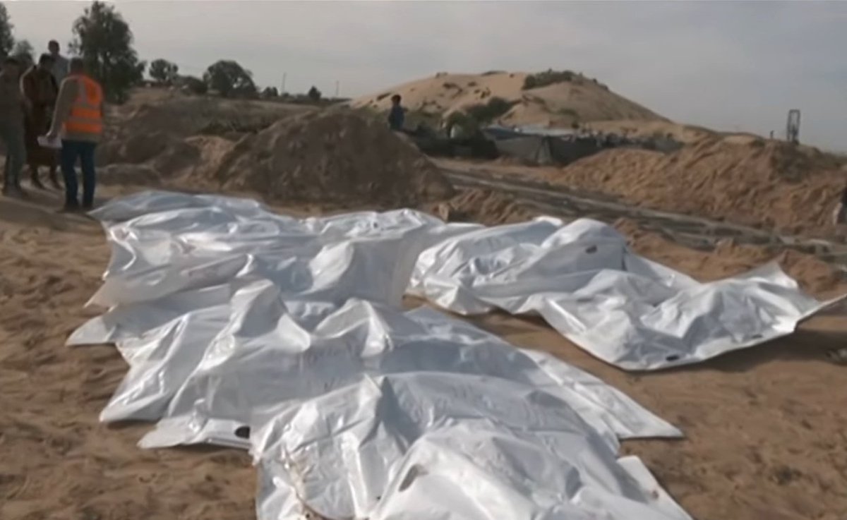 Ahmed_A1Najjar's tweet image. More than FORTY deceased Palestinians — or what remains of them — have been buried nameless today in Central Gaza because Israel refused to allow the necessary tools for identification or provide any information about them after it had kidnapped them.