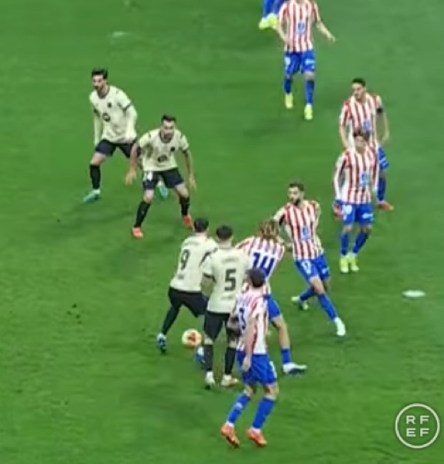 BarcaUniversal's tweet photo. 🚨 BREAKING: There was no offside by Pau Cubarsí last night.

The error comes from the frame chosen. The ball, after hitting the left knee of Lewandowski, touches the right heel, so this frame must be chosen.

— @LaLigaenDirecto https://t.co/TessKNkCxU