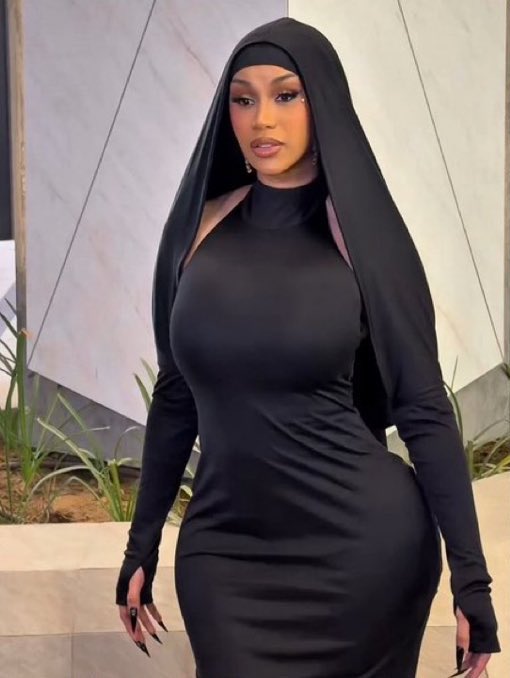 Aesalerte's tweet image. 🚨 CLASH AUX ÉTATS-UNIS 🇺🇸

La rappeuse Cardi B s’en prend violemment au Immigration and Customs Enforcement (ICE) :

🗣️ « Si l’ICE vient ici, on va les tabasser. »

Le gouvernement américain réplique ironiquement :
« Tant qu’elle ne se drogue pas et ne s’en prend pas à nos…