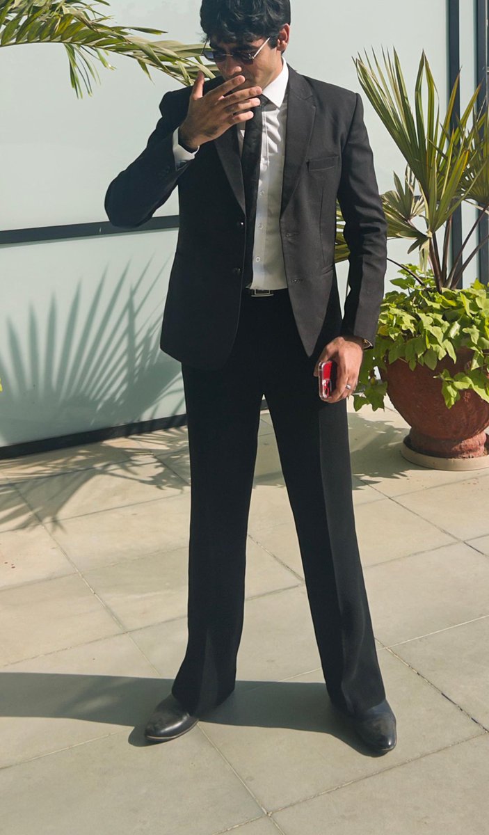 TrackstarI's tweet photo. @upmanyu_ag someone wearing tuxedo in an Indian wedding will look like a waiter https://t.co/NY0DQUuQkI