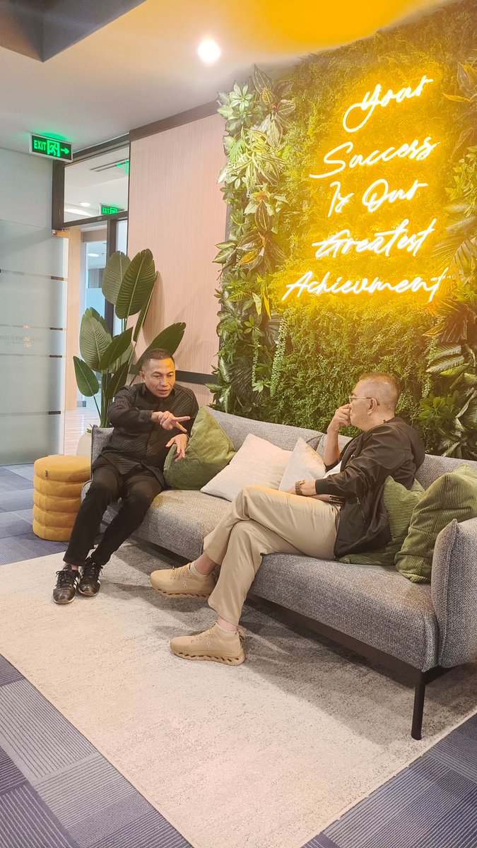 Hari ini saya berkesempatan podcast bersama Pak Helmy Yahya di podcast beliau, Daging Semua. Kalau namanya sudah “Daging Semua”, tentu yang dibawa bukan kulitnya. Semoga bermanfaat dan stay tuned di youtube HelmyYahyaBerbicara ✌🏻