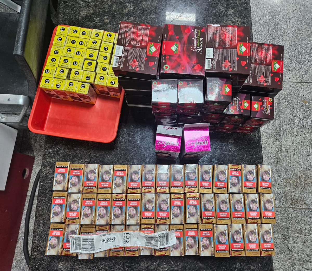 cgstcustvm's tweet photo. Customs Thiruvananthapuram Zone foiled 6 smuggling attempts this week, seizing foreign currency worth ₹34.13 Lakhs, gold worth ₹28.54 Lakhs, e-cigarettes worth ₹4.5 Lakhs, and cigarettes worth ₹2.83 Lakhs.

#IndianCustomsAtWork
@cbic_india
@PIB_India https://t.co/0TuOpcqFVT