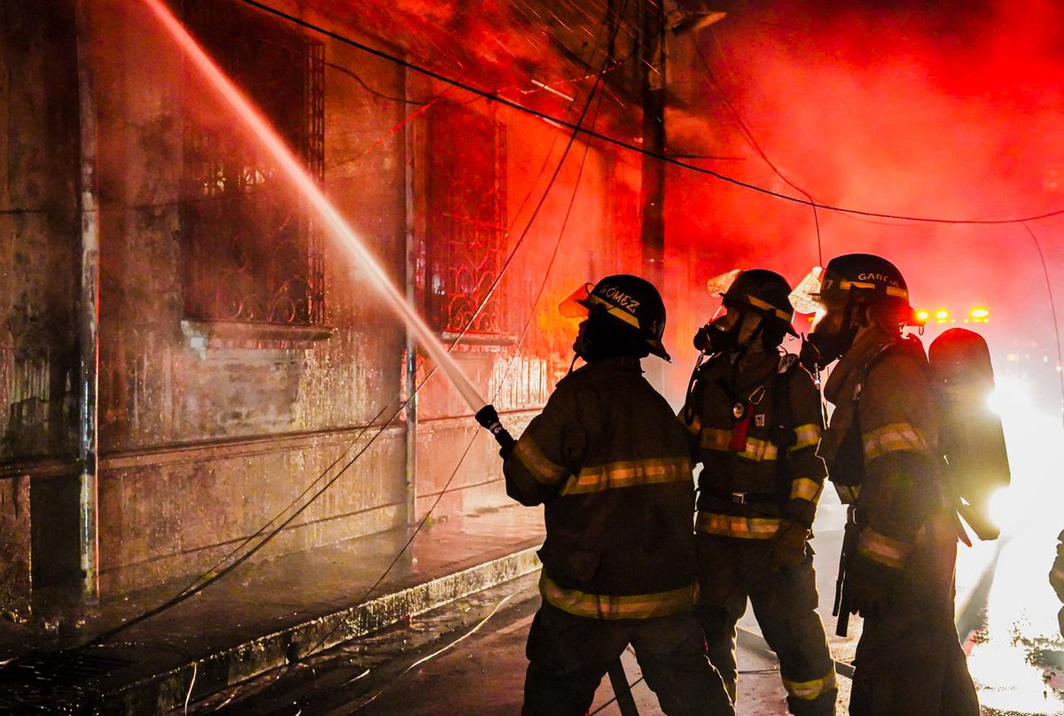 SecPrensaSV's tweet photo. @BomberosSV @nayibbukele @PROCIVILSV #AtenciónDeIncendios | El Cuerpo de @BomberosSV ejecuta maniobras estratégicas para contener las llamas y evitar que el fuego se propague hacia estructuras cercanas, priorizando siempre la seguridad de la población. #SecretaríaDePrensa https://t.co/Zg4UXW82m1