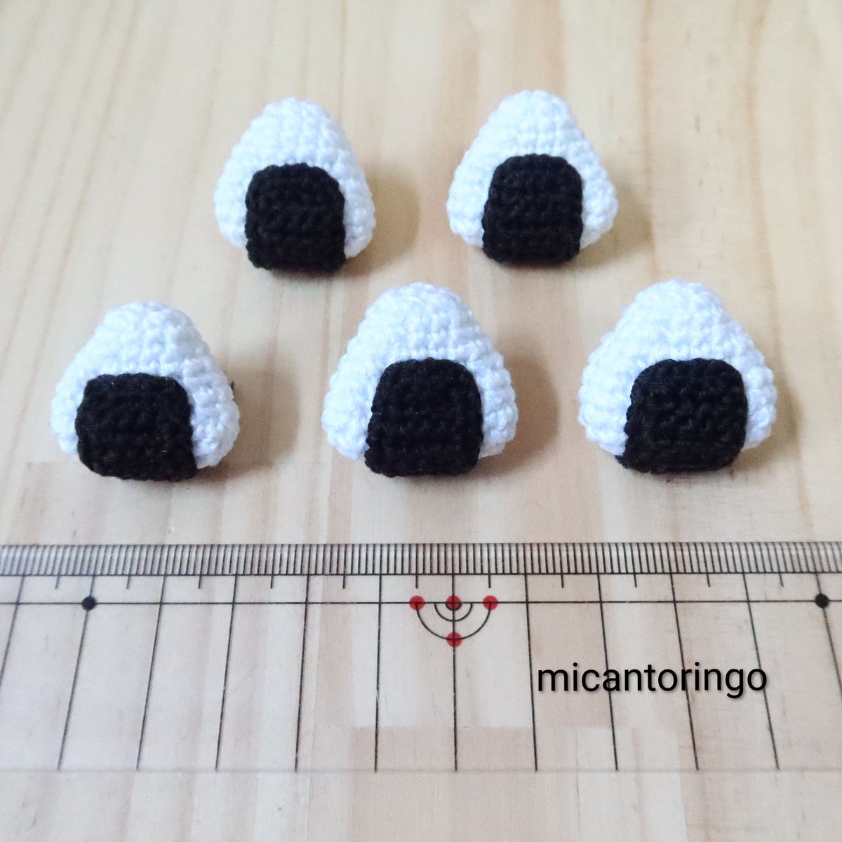 明日のメガ！フリマルシェにはおにぎりブローチも持っていきます🍙
お買い得なアウトレットコーナーも設けますので、是非この機会にご覧ください😌

#青森市 #クラフト #編み物