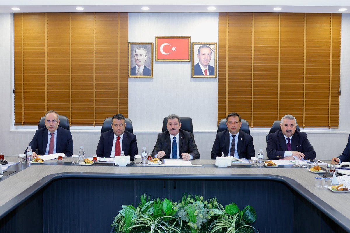 TCSamsunValilik's tweet photo. 📌#Samsun Büyükşehir Belediyesi Yol Yapım, Bakım ve Onarım Dairesi Başkanlığı Altyapı Koordinasyon Merkezi (#AYKOME) Şube Müdürlüğünün koordinasyonunda merkez ilçelerimiz #İlkadım, #Atakum, #Canik ve #Tekkeköy’ün 2026 yılı yol ağları ve altyapı kurumlarının yatırım planlarının değerlendirildiği toplantı;
Valimiz Sayın @orhantavli_’nın başkanlığında, Büyükşehir Belediye Başkanı Sayın @halitdoganbsk, Büyükşehir Belediyesi Genel Sekreteri Melih Perçin, SASKİ Genel Müdürü Dr. Bahattin Yanık, YEDAŞ Samsun Bölge Müdürü Sedat Adıgüzel, SAMGAZ Genel Müdürü Yılmaz Kolsan, Türk Telekom Samsun Bölge Müdürü Erkan Yılmaz, TÜRKSAT İl Müdürü Fatih Soydeğer, altyapı kuruluşlarının yetkilileri, Büyükşehir Belediyesi genel sekreter yardımcıları, daire başkanları ve şube müdürlerinin katılımıyla gerçekleştirildi.
📌Toplantıda👇
✅️ İlkadım, Atakum, Canik ve Tekkeköy ilçelerimizde yapılacak olan yolların üstyapı özelliklerine göre altyapı kurumlarının yıl içerisindeki içme suyu, kanalizasyon, yağmursuyu, elektrik, doğalgaz, telefon, fiberoptik bağlantı hattı şebekeleri gibi yer altından geçebilecek tüm tesislerinin yenilenmesi, deplase ve tamirleri konusunda tüm kurumların eş zamanlı olarak aynı yerde ve aynı anda sırasıyla çalışmalarını yapmalarına imkan sağlama,
✅️Uzun ömürlü, sağlam ve kaliteli altyapı tesis edip, üstyapı yapıldıktan sonra uzun süre yapılan üstyapıların tekrar bozulmasını engelleme,
✅️Kamu kaynaklarını etkin ve verimli kullanarak tüm kamu kurum ve kuruluşları ile planlı çalışma sağlama,
✅️Hemşehrilerimize daha konforlu ve güvenli ulaşım imkanı sunma hedefleri doğrultusunda yürütülen/yürütülmesi planlanan çalışmalar değerlendirildi.