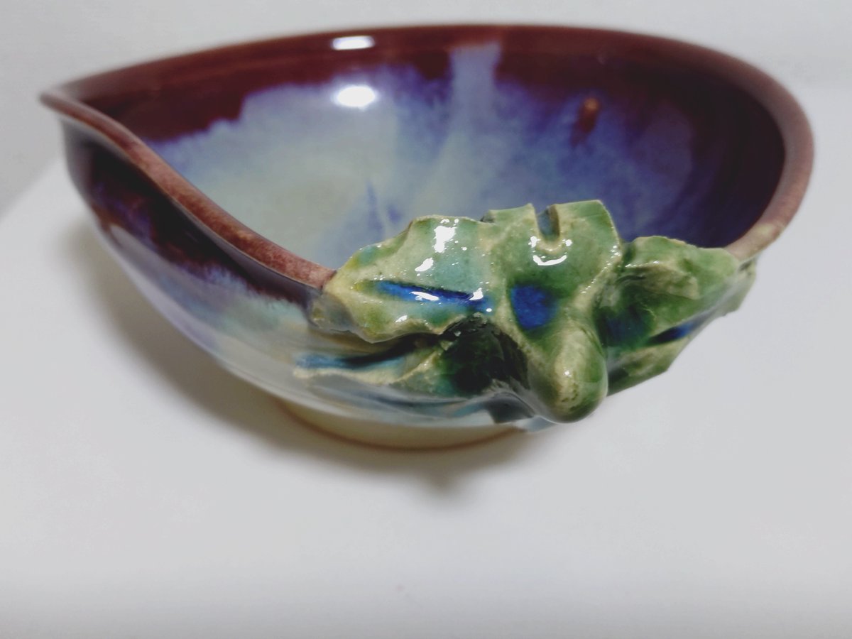 月十窯　なす鉢
郡山市在住の片岡哲さんの作品です。赤紫の発色と、織部釉で塗られたヘタがユニークです。