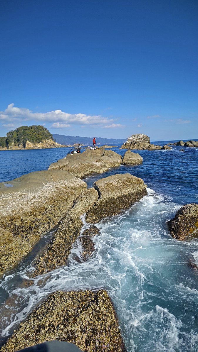 tureture55's tweet photo. 牟岐津島へグレ釣りです。
クジ運良く、名礁ワレスベリ👍の高💦
足場最悪だが良く釣れる所だ。
今回もツ抜け。
サイズに不満有りだが楽しめたので良しです。 https://t.co/rHjaiz36tw