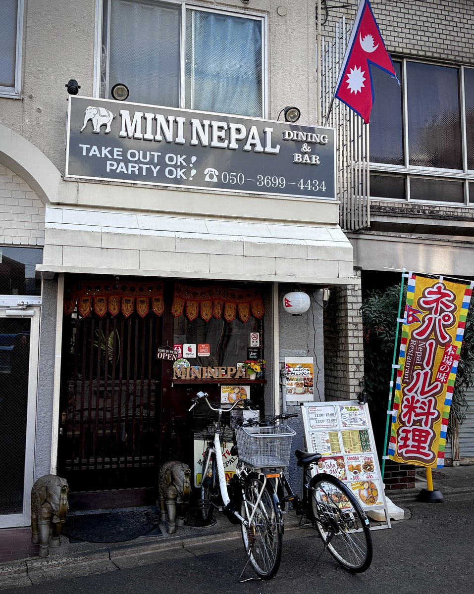 maho1224's tweet photo. ※音注意
京都東山のミニ・ネパールさんへ🇳🇵
店員さんが気さくに話かけてくださりアットホーム感あり居心地◎
メニュー写真よりボリューミーなダルバートが出てきてびっくり！
大好きなマトン(肉)たっぷりで嬉しい♡
ギウもたっぷりかけていただき香りもナイスで美味しかったー https://t.co/lXtp5NVJvn