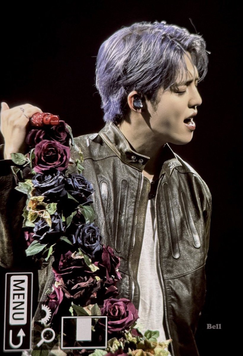 THE PURPLE (and red) ROSE mic stand is back!!!!!!!! 🤭💜
