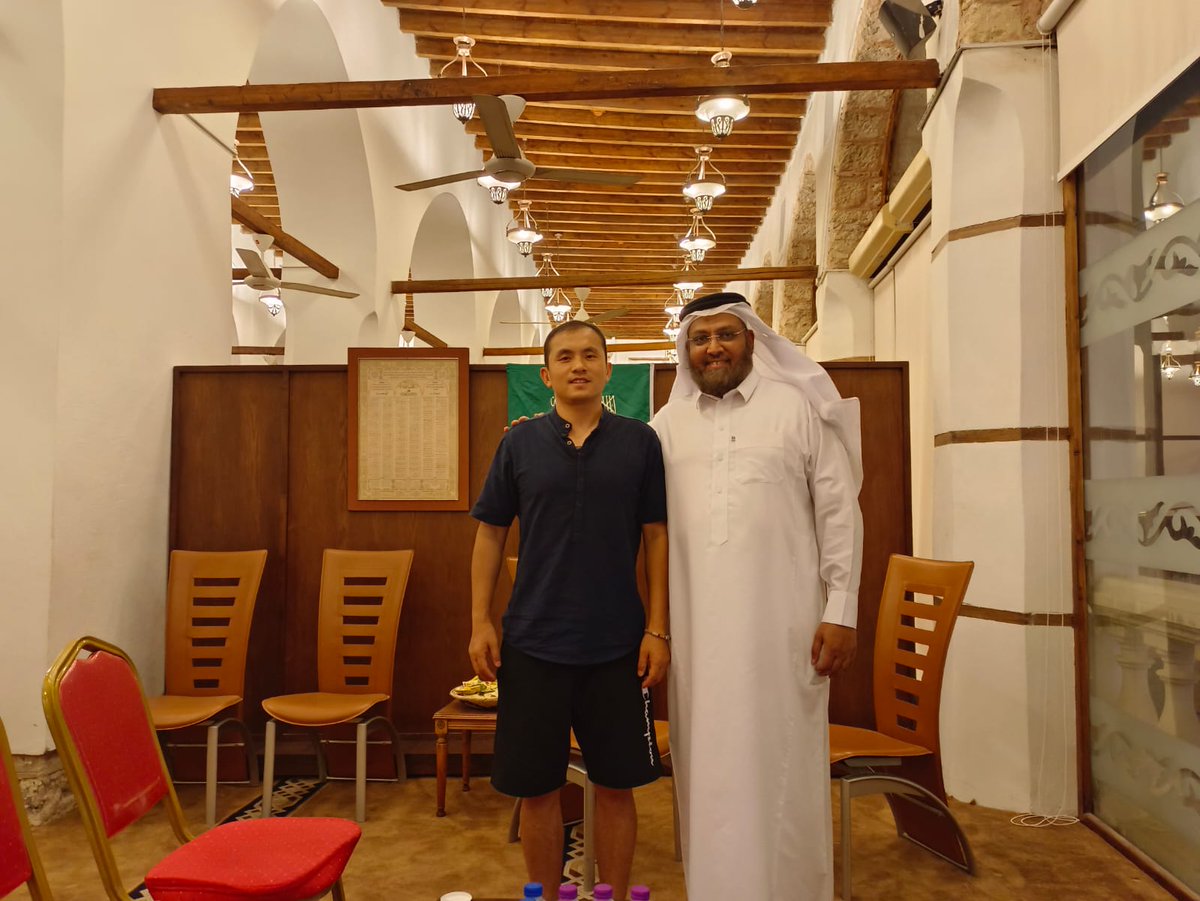 HadyyahA's tweet photo. "رحلة خارج جدول الطيران"
قبل خمسة أشهر دخل أحد الزوار إلى جولة جامع الشافعي بجدة التاريخية..
لم يكن سائحًا عاديًا، بل كابتن طيار صيني في شركة خطوط هاينان الجوية (Hainan Airlines) يزور جدة مرورًا ضمن رحلاته.
اسمه لي (Lee).
جلس يستمع بهدوء، يراقب المكان أكثر مما يتحدث.
لفت انتباهه المسجد، فأراد أن يفهم ما الذي يجذب الناس إليه.
سأل عن الصلاة،
وعن الأذان،
وعن سبب اجتماع الناس خمس مرات،
وعن الطمأنينة التي يراها في وجوه المصلين،
كما تعرّف على أركان الإسلام والإيمان.
انتهت الجولة… لكن الأسئلة لم تنتهِ،
وبعدها أسلم، واختار لنفسه اسمًا عربيًا من بين عدة أسماء عُرضت عليه، فاختار اسم خالد.

وبعد فترة عاد مرة أخرى،
تعلّم الوضوء وتعلّم الصلاة خطوة خطوة.

لم تتوقف القصة هنا.

بعد شهرين عاد ممسكًا بيد ابنه ذي الأربعة عشر عامًا،
واسمه توا (Toa)،
أراد أن يرى ما الذي غيّر والده..
جلس الابن، استمع، سأل…
ثم أسلم، واختار اسم أحمد.
وطلب الأب أن يبقى ابنه هنا ثلاثة أشهر ليتعلم.
وجهناه إلى الجهات التعليمية الكترونياً ليتعلم.
التفت الأب بعدها وقال بهدوء:
"أصبح للحياة لدي معنى."

لم تكن زيارة عابرة بين رحلتين
بل بداية رحلة جديدة.
#هدية_عالم