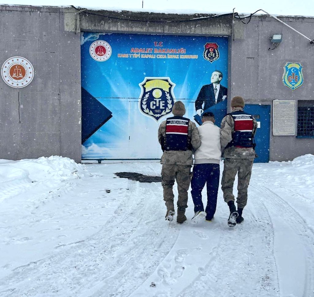 📍#GaziKars 

İl Jandarma Komutanlığımızca, aranan şahısların yakalanmasına yönelik yapılan çalışmalar kapsamında; 

❌ “Banka veya Kredi Kurumlarının Araç Olarak Kullanılması Suretiyle Dolandırıcılık” suçundan (5) yıl kesinleşmiş hapis cezası ile arama kararı bulunan (1) şahıs,