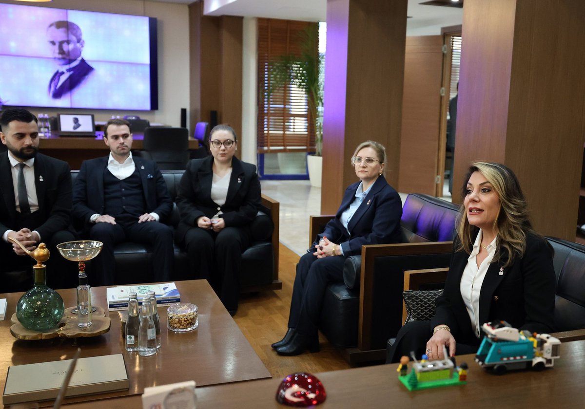 zaferpartisi59's tweet photo. Zafer Partisi olarak;
Çevre, Şehir ve Kültür Politikalarından sorumlu Genel Başkan Yardımcımız Esmaül Hüsna Aslan, Tekirdağ İl Başkanımız Fatih Altıntaş ve il başkanlığı heyetimizle birlikte Çerkezköy Belediye Başkanı Vahap Akay’ı ziyaret ettik.

Gerçekleştirdiğimiz görüşmede ilçemizin çevre sorunları, şehirleşme planları, sanayi kaynaklı etkiler, kültürel mirasın korunması ve hemşehrilerimizin yaşam kalitesini artırmaya yönelik projeler üzerine kapsamlı değerlendirmelerde bulunduk.

Zafer Partisi olarak; Türk milletinin hakkını önceleyen, doğayı koruyan, planlı şehirleşmeyi esas alan ve yerel yönetimlerle istişare içinde çalışan bir anlayışla hareket etmeye devam ediyoruz.

Tekirdağ’ımız ve Çerkezköy’ümüz için çözüm üreten, sahada olan, Türk milletiyle birlikte yürüyen, bir siyaset anlayışını büyütmeye kararlıyız. 🇹🇷
