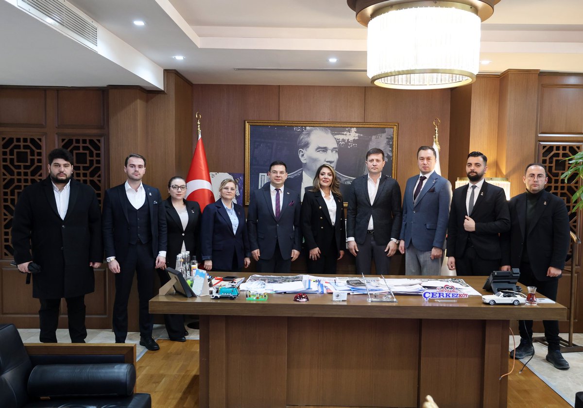 zaferpartisi59's tweet photo. Zafer Partisi olarak;
Çevre, Şehir ve Kültür Politikalarından sorumlu Genel Başkan Yardımcımız Esmaül Hüsna Aslan, Tekirdağ İl Başkanımız Fatih Altıntaş ve il başkanlığı heyetimizle birlikte Çerkezköy Belediye Başkanı Vahap Akay’ı ziyaret ettik.

Gerçekleştirdiğimiz görüşmede ilçemizin çevre sorunları, şehirleşme planları, sanayi kaynaklı etkiler, kültürel mirasın korunması ve hemşehrilerimizin yaşam kalitesini artırmaya yönelik projeler üzerine kapsamlı değerlendirmelerde bulunduk.

Zafer Partisi olarak; Türk milletinin hakkını önceleyen, doğayı koruyan, planlı şehirleşmeyi esas alan ve yerel yönetimlerle istişare içinde çalışan bir anlayışla hareket etmeye devam ediyoruz.

Tekirdağ’ımız ve Çerkezköy’ümüz için çözüm üreten, sahada olan, Türk milletiyle birlikte yürüyen, bir siyaset anlayışını büyütmeye kararlıyız. 🇹🇷