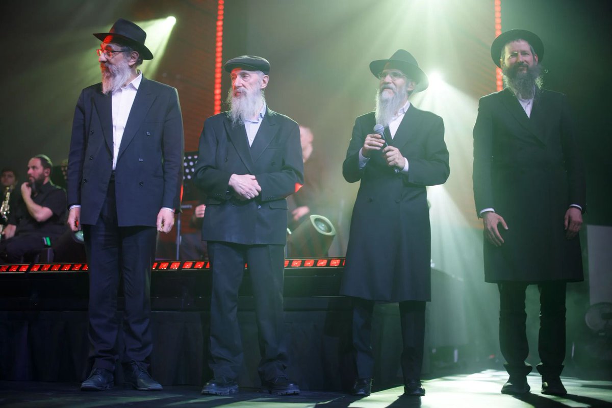 רגעי השבוע - פרשת משפטים - שקלים, מברכים אדר
"די זעלטענע פריינטשאפט צווישן העכסטן אויטאריטעט אין דער רוסישער פעדעראציע און דער רב שליט"א" / הדירה שנמכרה בתנאי מוזר ונמסרה בדרך מופלאה ביותר / הקצין היהודי שישב מוכן עם טיל מכוון לניו יורק / מעגל מוזיקאלי שנסגר בין קראקא ירושלים