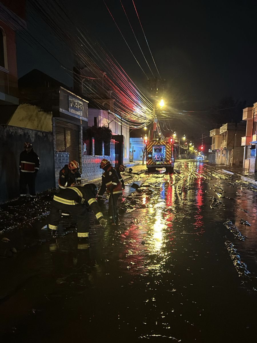 Bomberos Quito tweet media