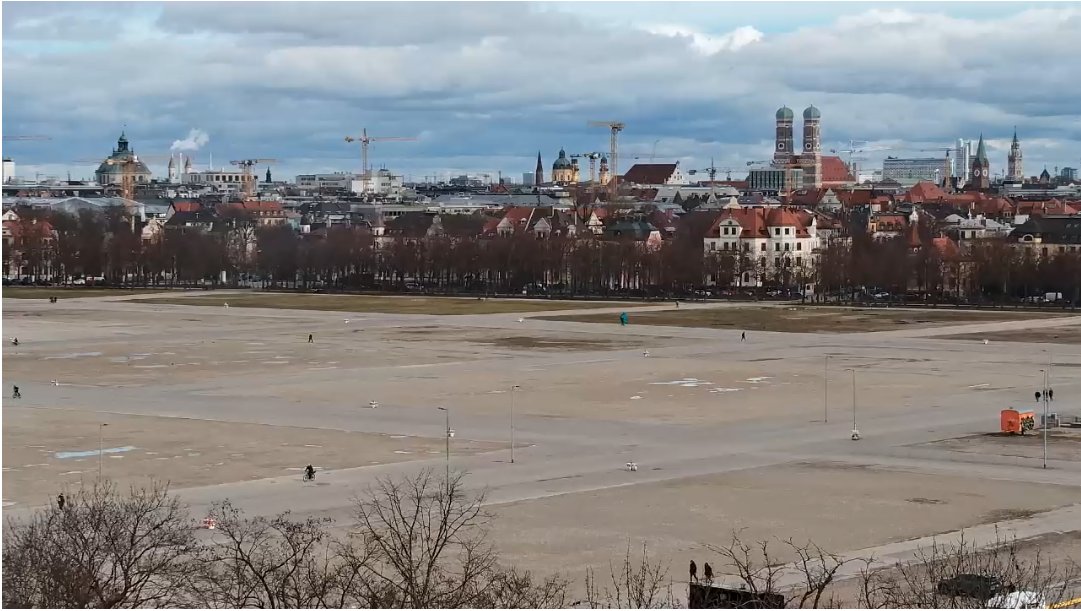 دوستانی که نگران هلی‌شات و پوشش خبرین، این شما و این هم لایوکم (پخش زنده 24 ساعته) از محل تظاهرات.
wiesn.tv/livecams-bavar…