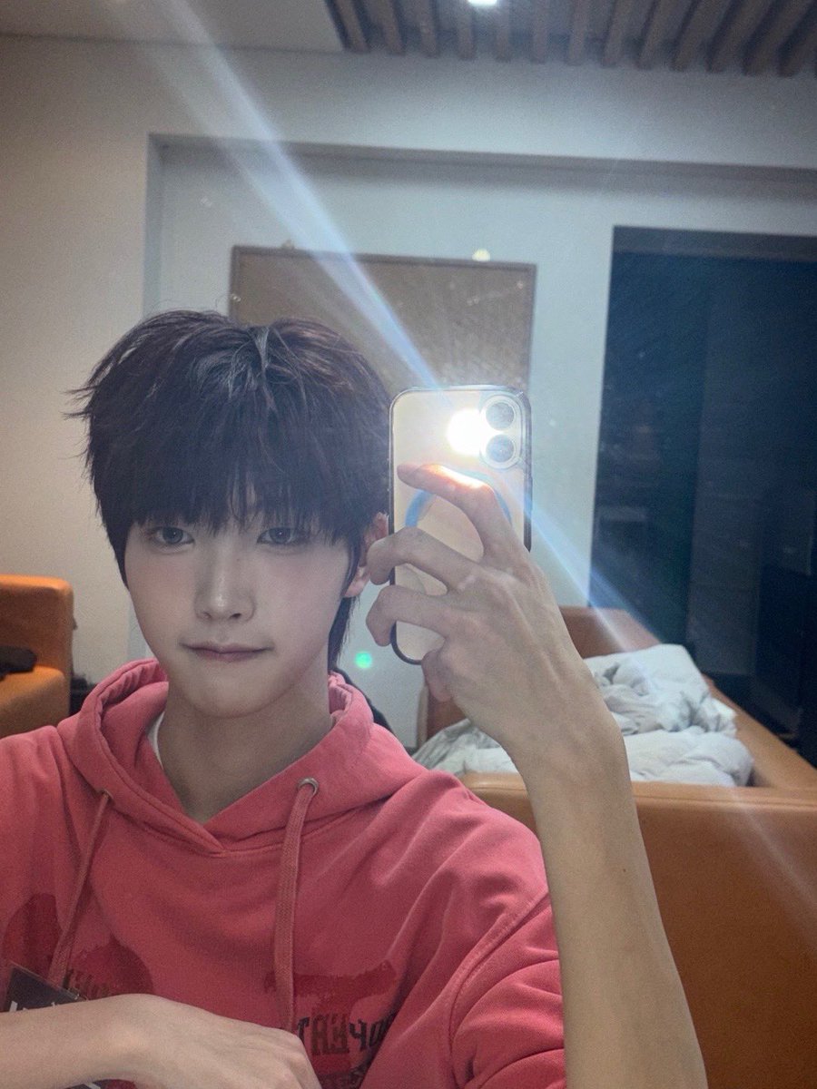 nemobizz's tweet photo. 내가 경빈이 거울샷진짜 조아하는거 아시는분 https://t.co/PDFvRemv7G