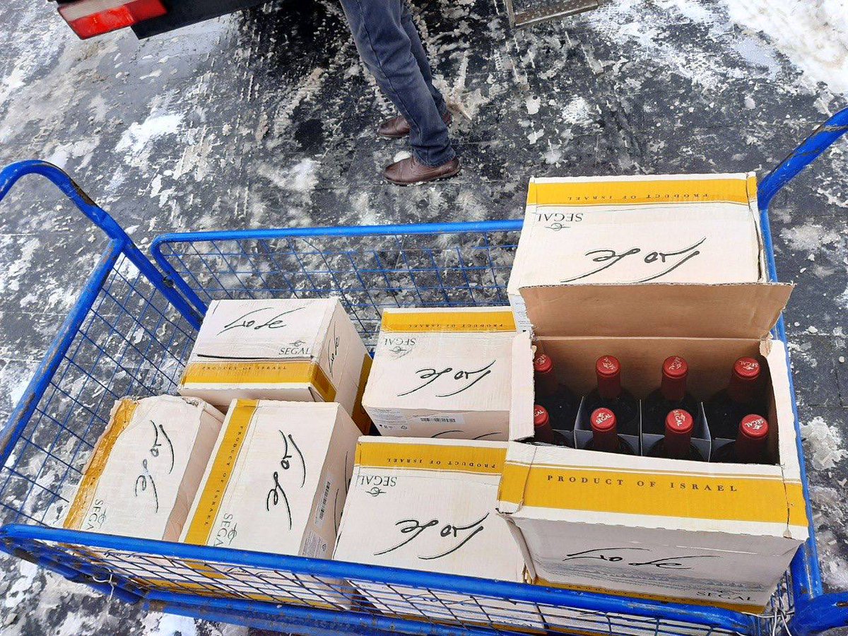 משנכנס אדר מרבין בשמחה: משאית עם ארגזי יין איכותי, הגיעה למרכז החסד היהודי שערי צדק, לקראת חלוקת סלי מזון גדולים לכבוד חג הפורים לנצרכים ומשפחות ברוכות ילדים.
Для раздачи продуктовых наборов в адаре в Центр социального обеспечения "Шаарей цедек" прибыло вино.