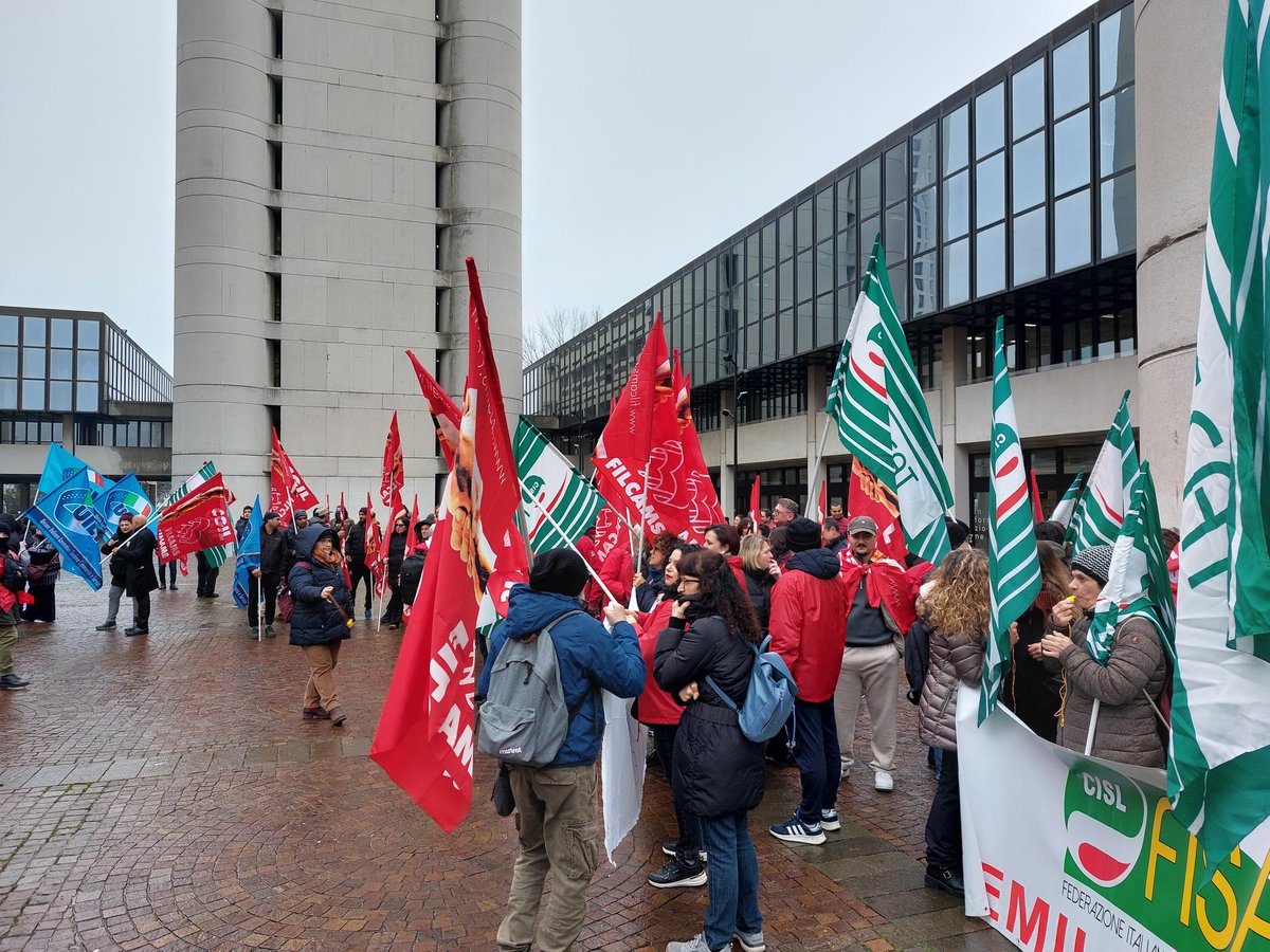 RegioneER's tweet photo. #Lavoro. Crisi #Realco di #ReggioEmilia, primo incontro dopo richiesta di concordato preventivo a Tribunale di Bologna e nomina commissari: al via ricerca soggetti interessati a rilevare il gruppo. @GiovanniPaglia: “Situazione complessa"
La #notizia 👉 https://t.co/9AHR79RMES https://t.co/nFDd1e7jeu