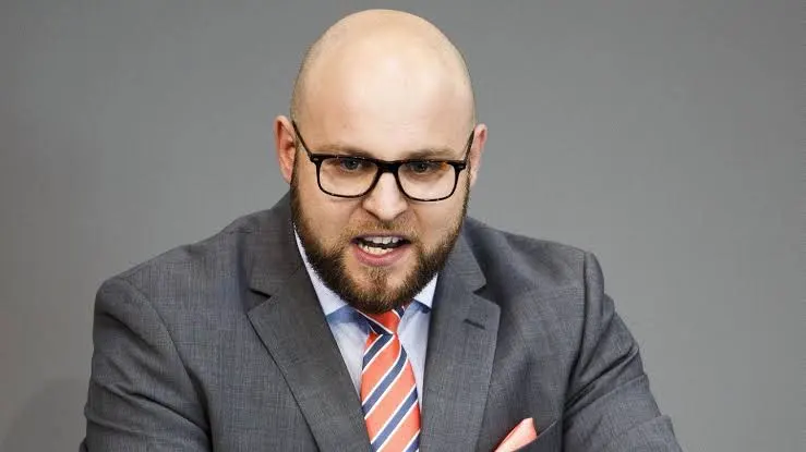 Mal ne Frage:
Markus Frohnmaier, der Spitzenkandidat der AfD-BW, hat keine Ausbildung, kein abgeschlossenes Studium, keine Berufserfahrung, nix. 
Und ist noch dazu Migrant.
Er ist alles das, was die AfD immer so vehement an Politikern anderer Parteien kritisiert hat.
Euer Ernst?