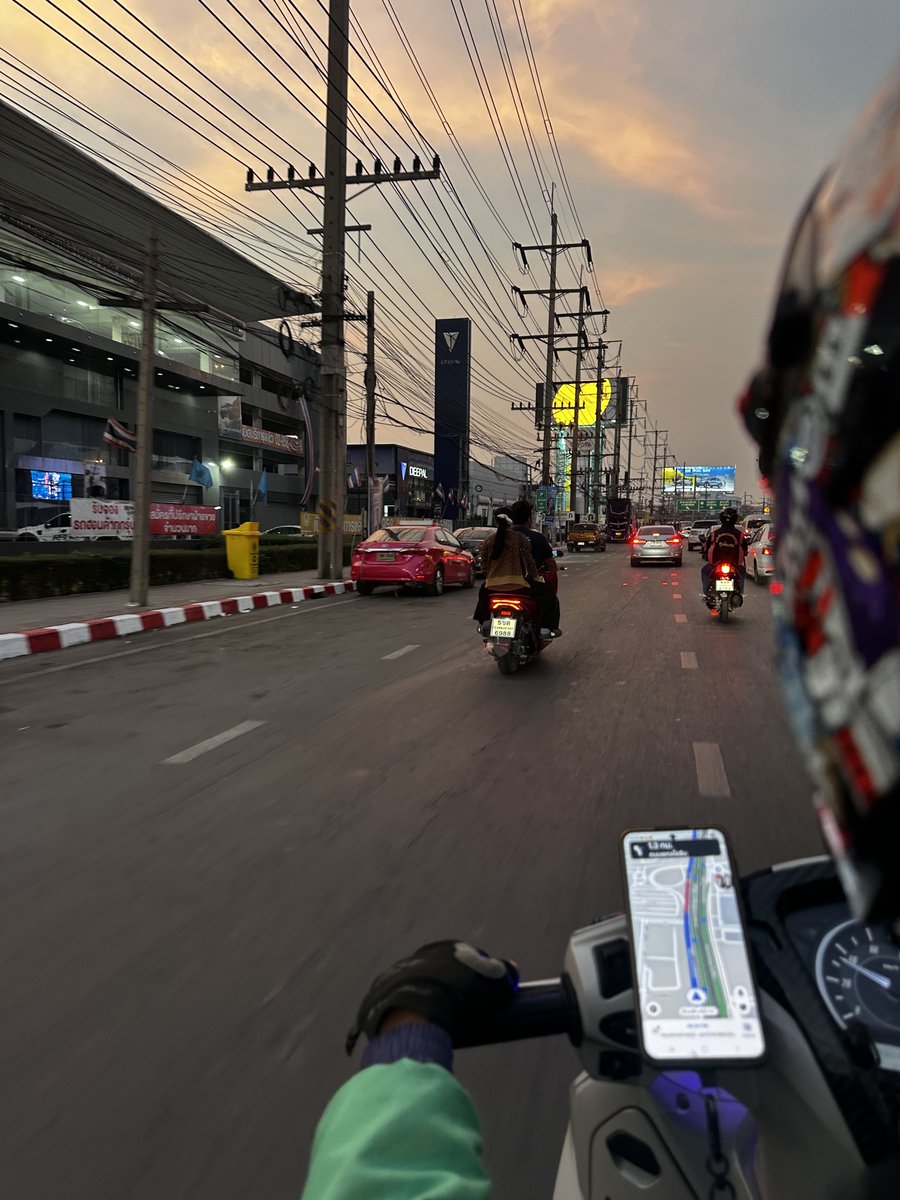 เพอเซสจะรู้ซึ้งถึงความพยายามของพี่มั้ย ประชุมเสร็จ ออกมาจากออฟฟิศมาขึ้นรฟฟสีแดง โดดลงมาต่อมอไซต์อีก 555555554 ชีวิตติ่งนี่น๊ออออ งานก็ต้องทำ ผู้ชายก็อยากเจอ